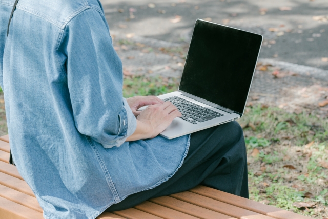 公園で検索する人